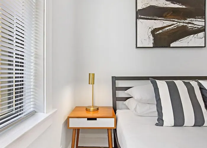 1br Modern Close To Shops & Restaurants - Belmont C6