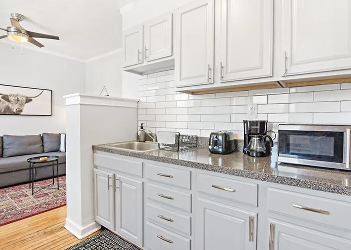 1br Modern Close To Shops & Restaurants - Belmont C6 *